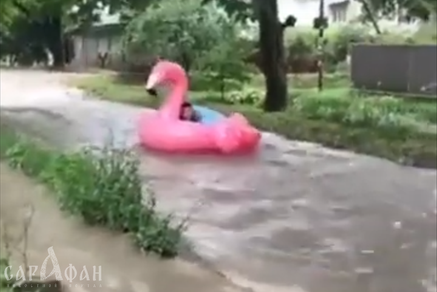 На розовом фламинго плыл парень по затопленному Пятигорску