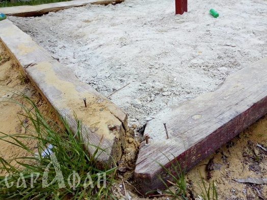 Цемент и щебень в детскую песочницу насыпала УК на Ставрополье