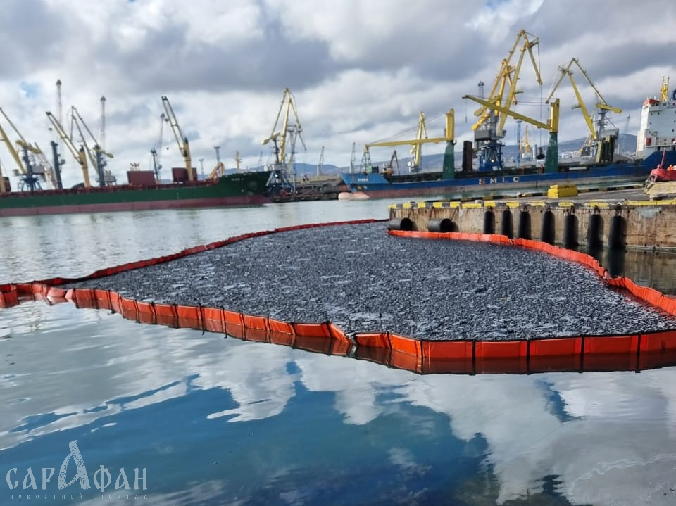 Росприроднадзор: ущерб от разлива нефти в порту Новороссийска превысил 450 млн рублей