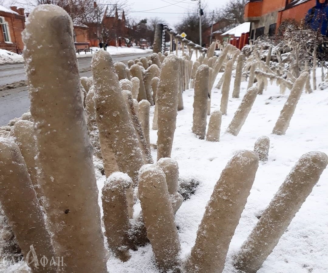 Необычные ледяные скульптуры создали снег и мороз в Ростове
