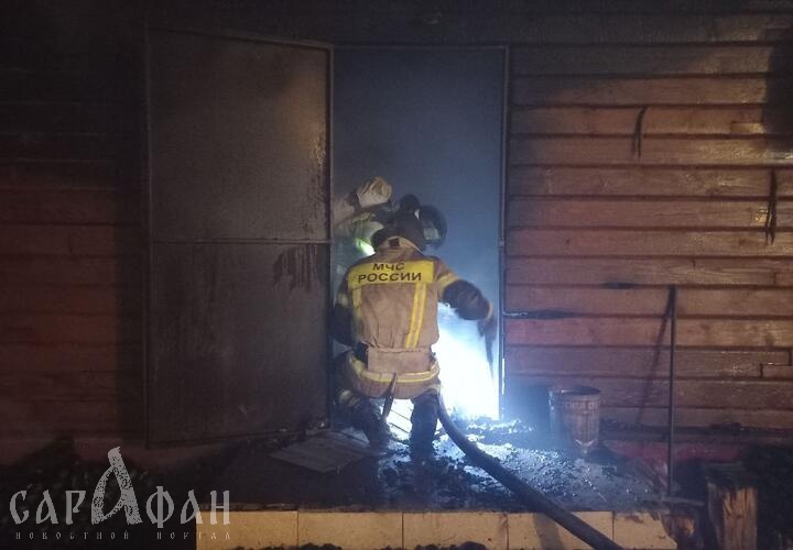Ночью в Майкопе мощный пожар уничтожил банный комплекс