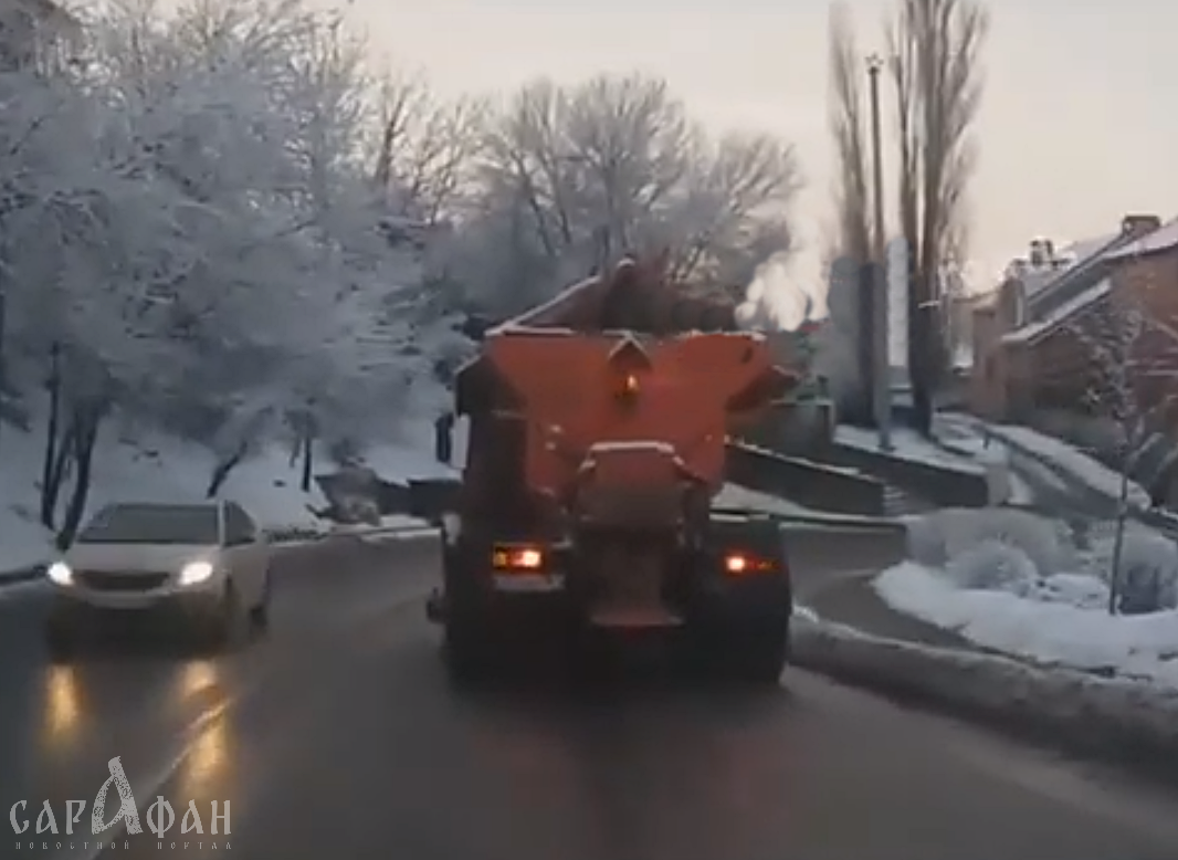 Посыпающие лед на дороге невидимыми реагентами коммунальщики попали на видео