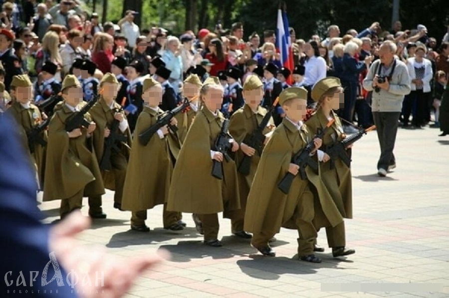 Дети с американскими винтовками вышли на "парад дошкольных войск" в Пятигорске