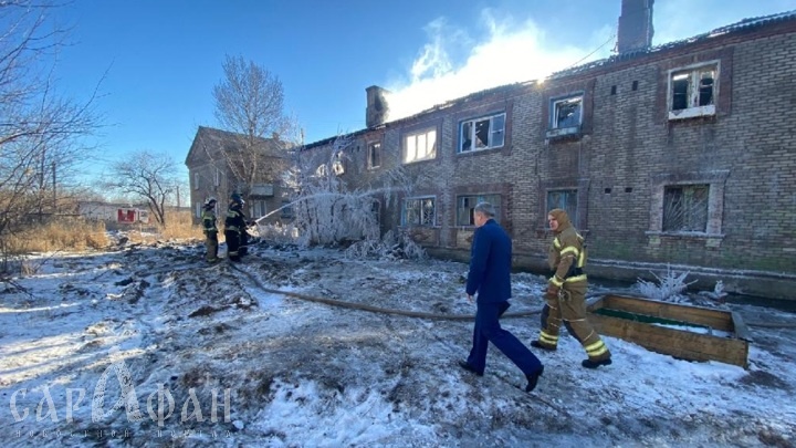 В Волгограде при пожаре в аварийном доме погибла женщина