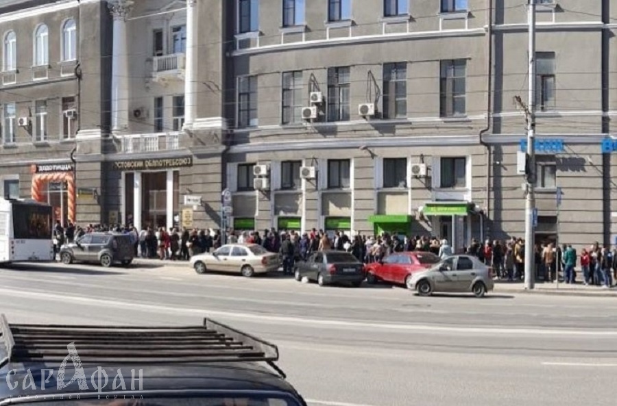 Несколько сотен человек выстроились в очередь за дешевой пиццей в Ростове