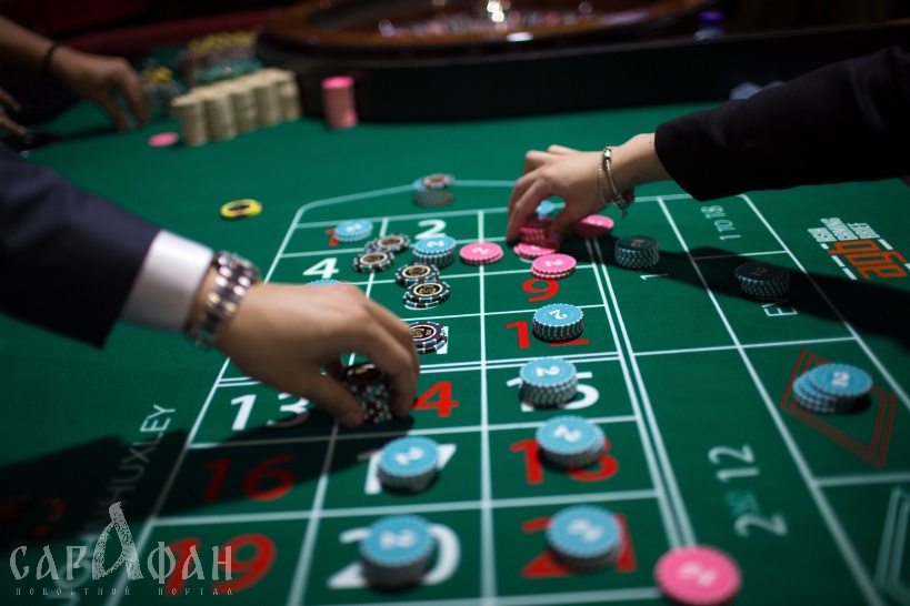 В Азове полицейского подозревают в организации подпольного клуба азартных игр