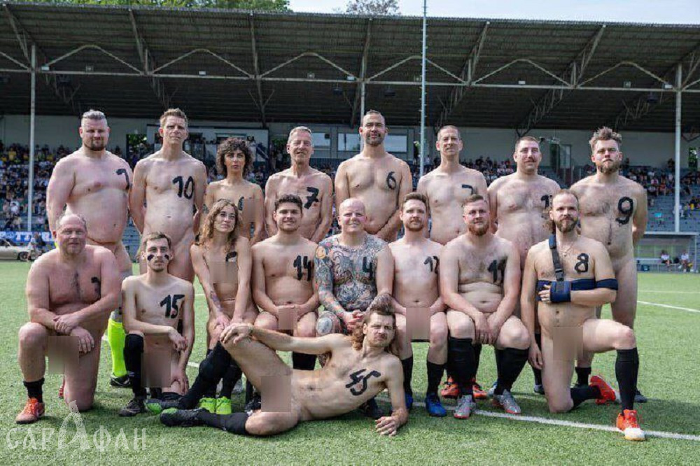 В Германии провели «голую вечеринку» на футбольном поле
