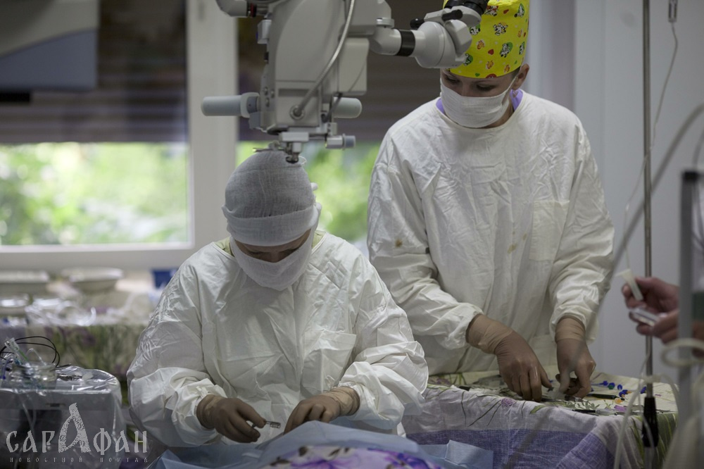 Вырезал из пациента: хирург поздравил коллегу «сердечком» из человеческой плоти