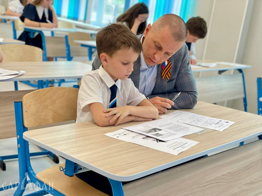 В Краснодаре на вопросы «Диктанта Победы» отвечают и школьники и депутаты