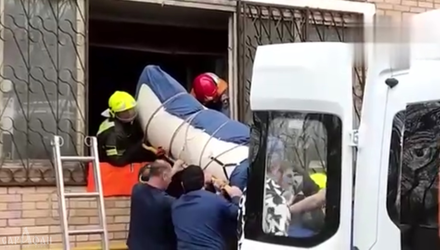 В Москве, чтобы вынести 400-килограммового мужчину из квартиры, спасателям пришлось ломать решетки на окнах