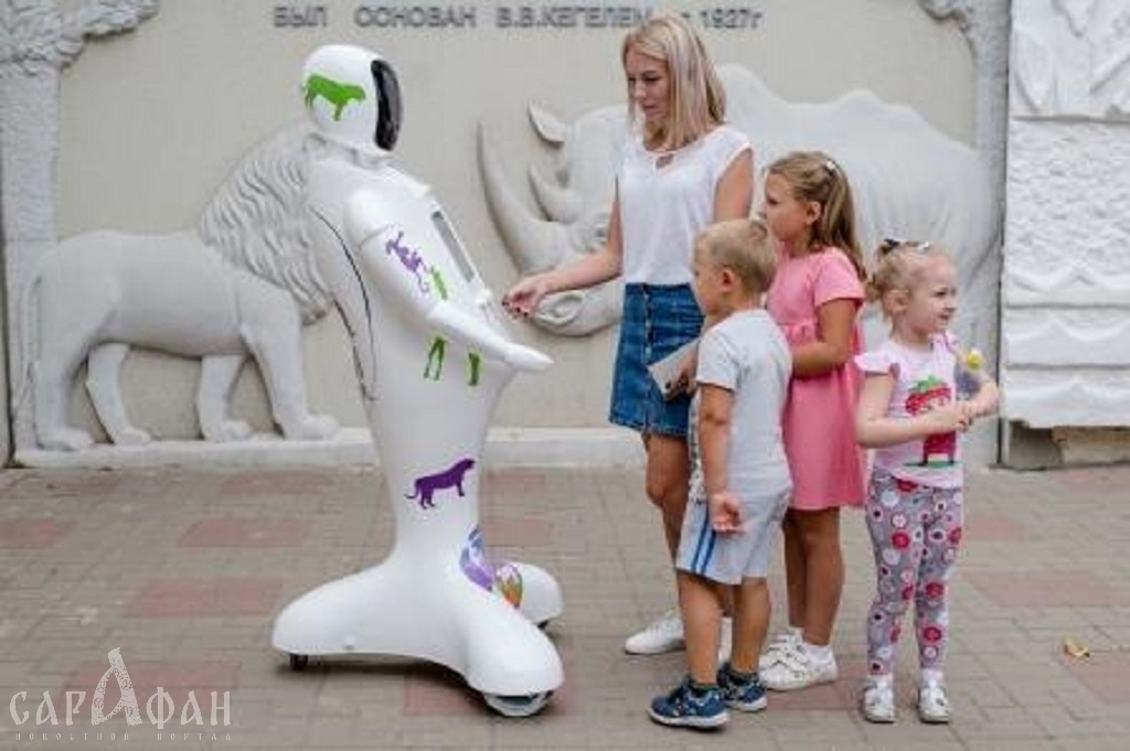 Робот-кассир обслуживает посетителей на входе в ростовский зоопарк
