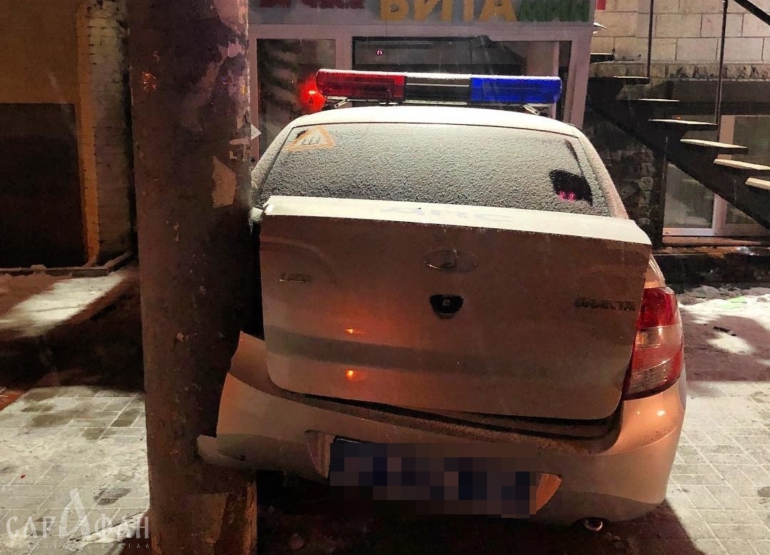 Автомобиль ДПС врезался в аптеку в Ростове