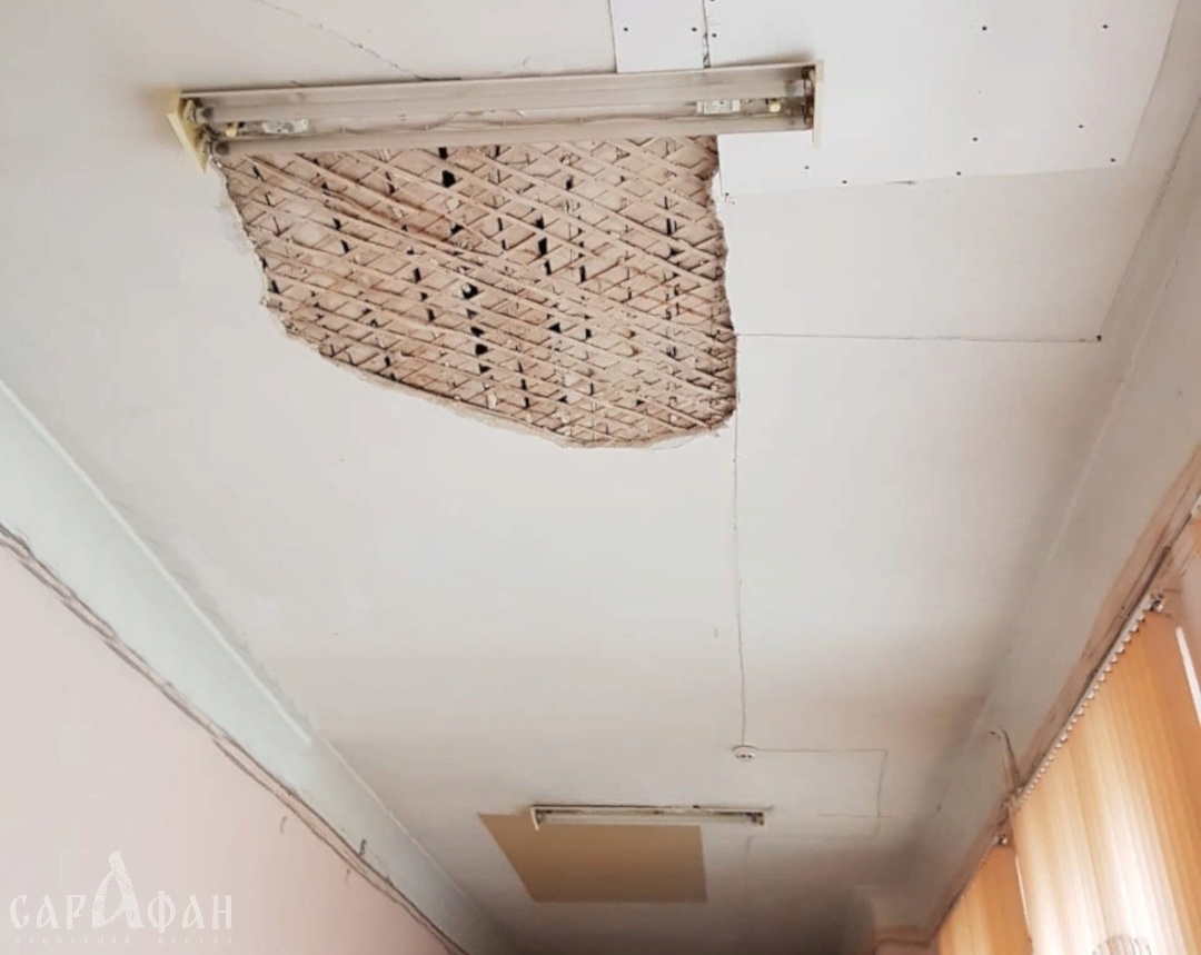 Потолок обрушился в одной из школ Ростова