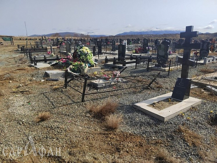 Пьяная компания на кладбище устроила гонки по могилам на внедорожнике