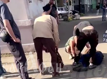 Лежал в позе «эмбриона» на асфальте: уличный агрессор кидался на прохожих, но напоролся на увесистый и сшибающий с ног кулак 