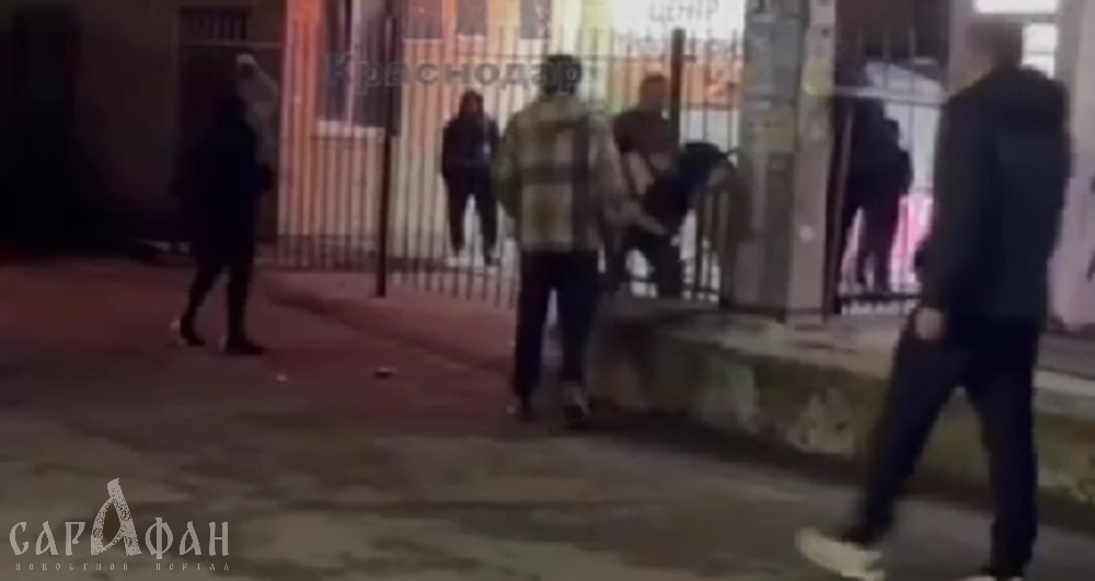В Краснодаре мужчина упал с фонарного столба и напоролся на острый кол забора