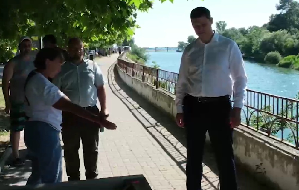 Разрушающуюся набережную в Новомихайловском обещают восстановить за месяц