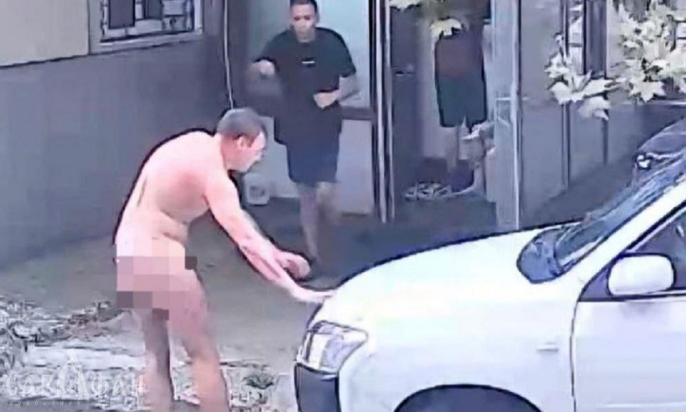 «Там рядом психиатры»: беспардонные мужики разгуливают в неглиже напротив детской площадки в Новороссийске