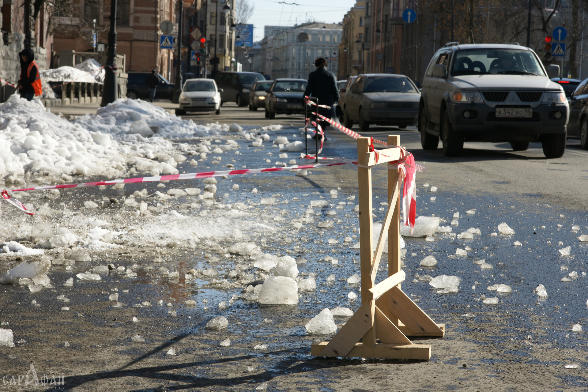 Поход в магазин обернулся болью: жительница Краснодара получит деньги за то, что рухнула со скользких ступенек