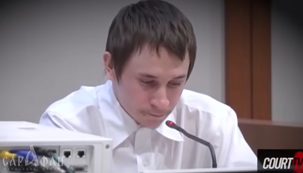 Еще мальчишкой продали в детдоме: безродный баловень молниеносно искромсал спящего отца, а затем – трепыхающуюся мать 