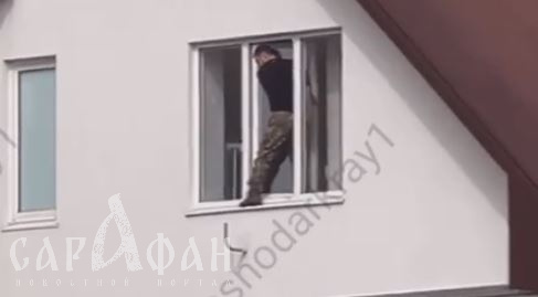 Надо еще подлечиться: пациент анапского медцентра спасался от мнимой стрельбы на подоконнике 4 этажа  