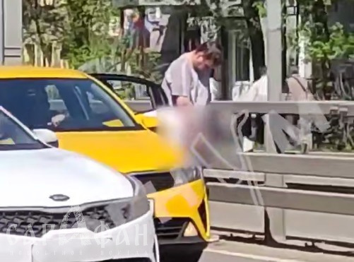 «Тебя забрали сюда в Россию, ты начал беспредел устраивать?»: беспардонный пассажир вышел из такси, спустил штаны и справил нужду прямо на оживленной улице на глазах детей и взрослых