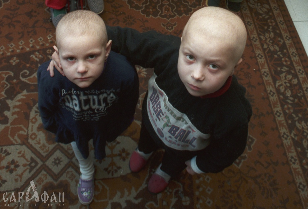 Обрили налысо и сожгли всю одежду: малышка готова была содрать кожу с головы, лишь бы избавиться от частиц смерти, пожирающих ее заживо