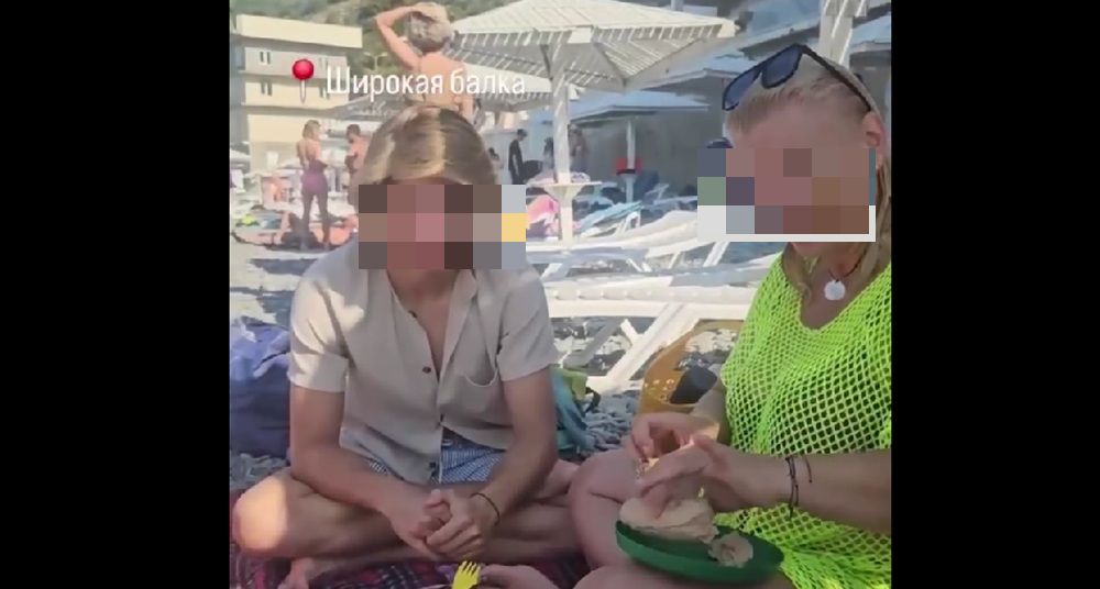 «Надеются на авось и жрут у поляны»: пока на новороссийском пляже выла сирена, отдыхающие с детьми не сдвинулись с места и продолжили мазать бутерброды паштетом