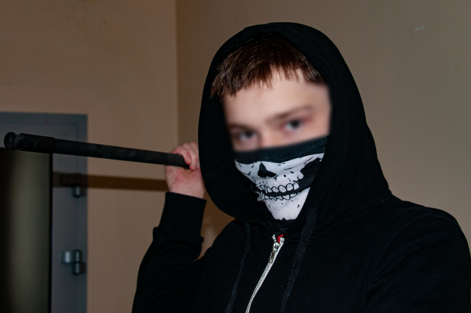 «Кричал на камеру, что ему ничего не будет»: в Краснодаре родители подняли тревогу из-за подростка, угрожающего школьникам ножом 
