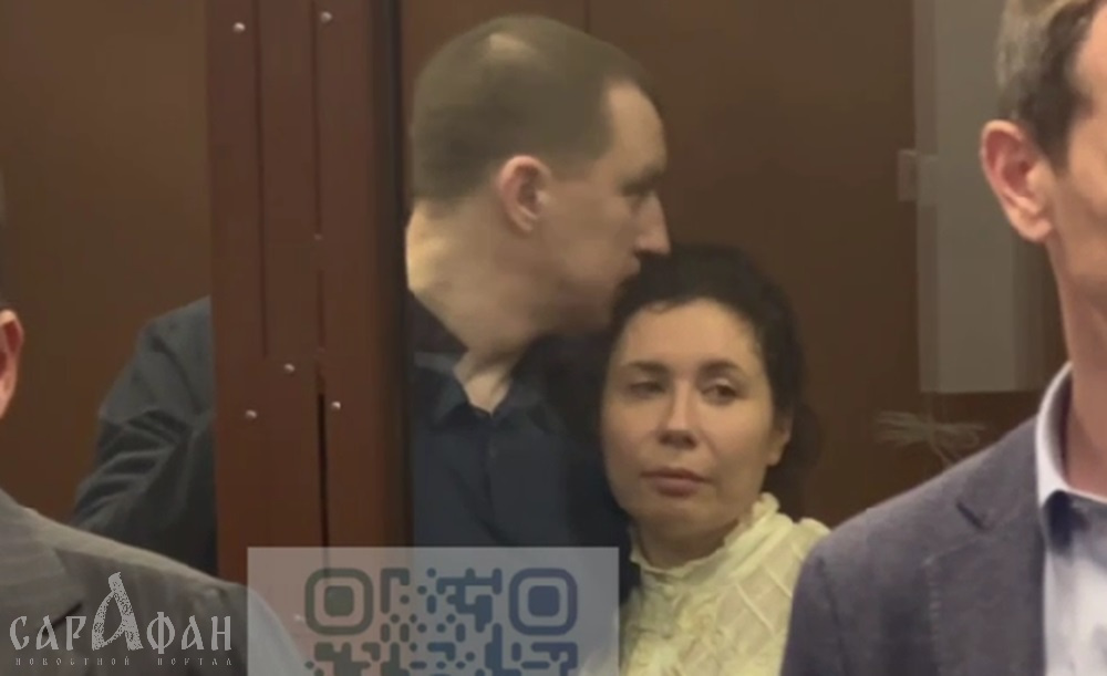 Она прижалась к его плечу, а он – губами к ее лицу: чета Копайгородских обреченно выслушала очередной вердикт в стеклянной клетке суда