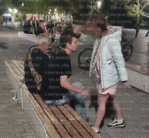 «Мать, гаси его. Четко!»: бойкая дамочка в центре Анапы хлестко атаковала парня и ногой, и матом на радость и потеху зрителям