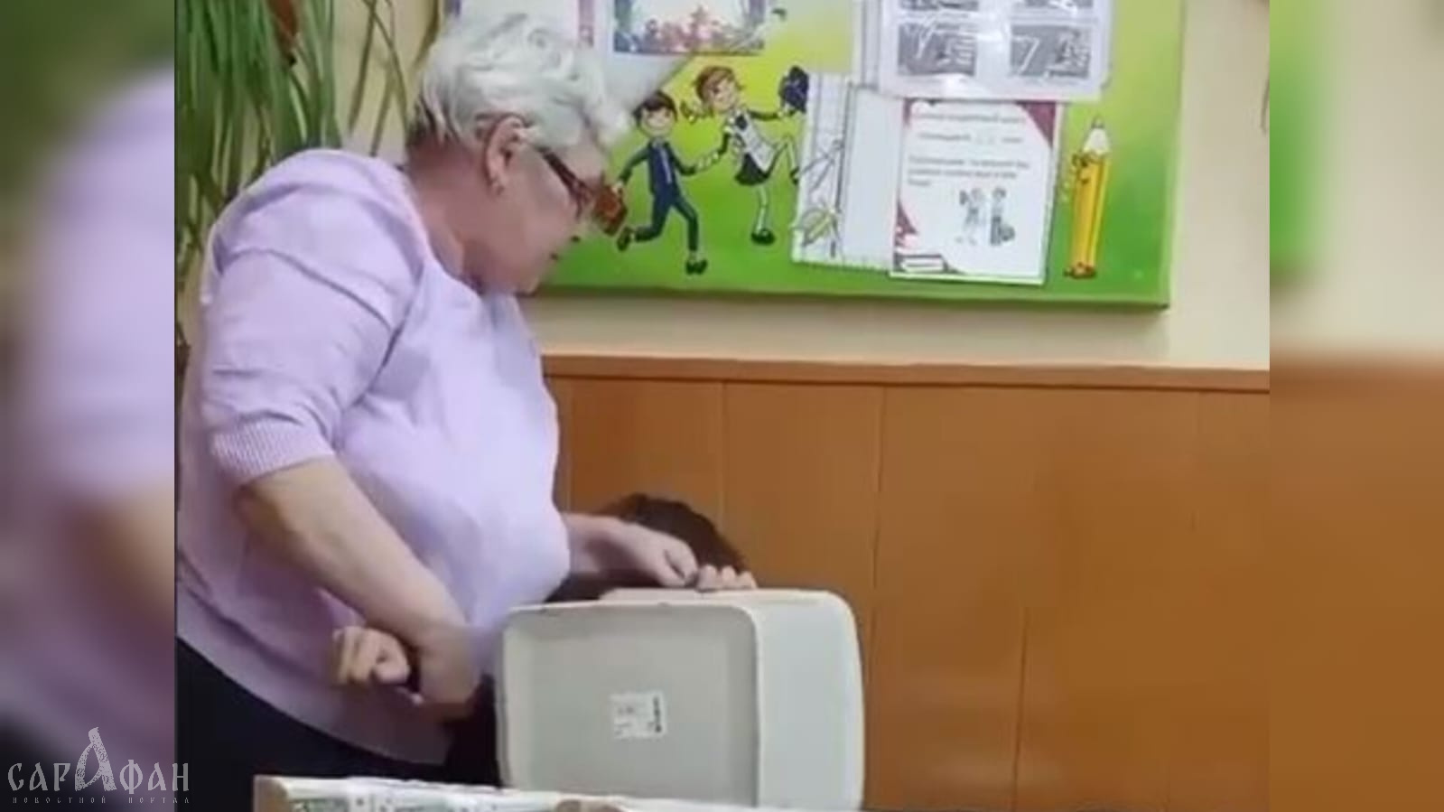 «Выплевывай, иначе убью»: учитель засыпала беззащитного третьеклассника угрозами и надела помойное ведро на голову 