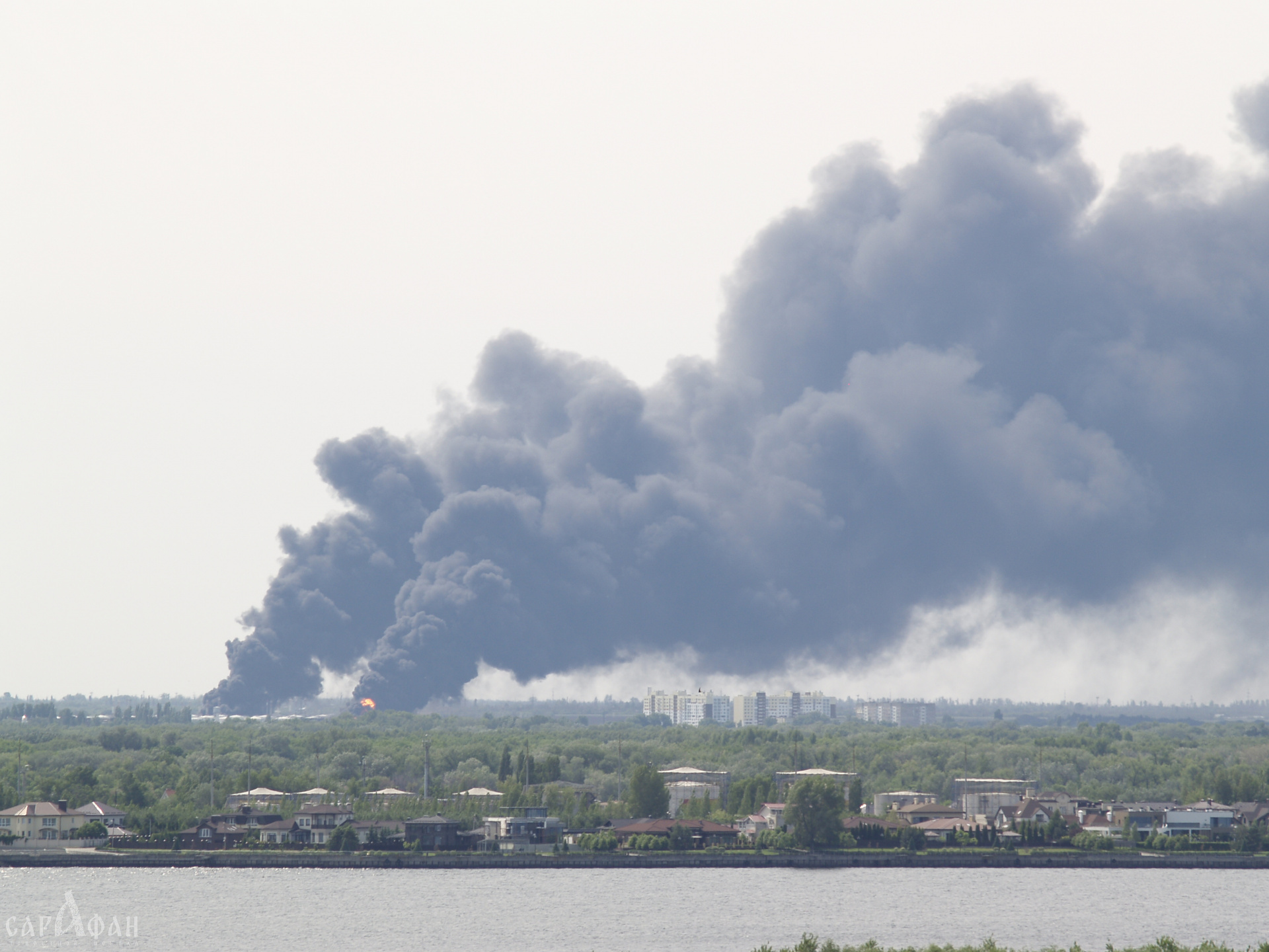 Терминал и причалы пылали в Темрюкском районе из-за рухнувших обломков вражеских беспилотников