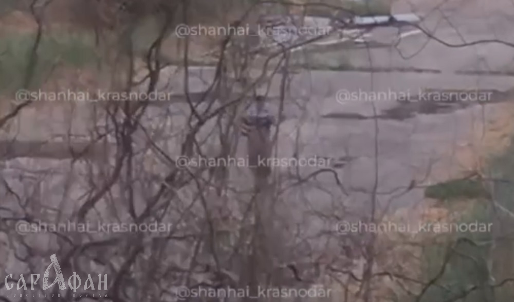 Летящей походкой с ружьем наперевес: вооруженный мужчина нарушил покой жителей Краснодара