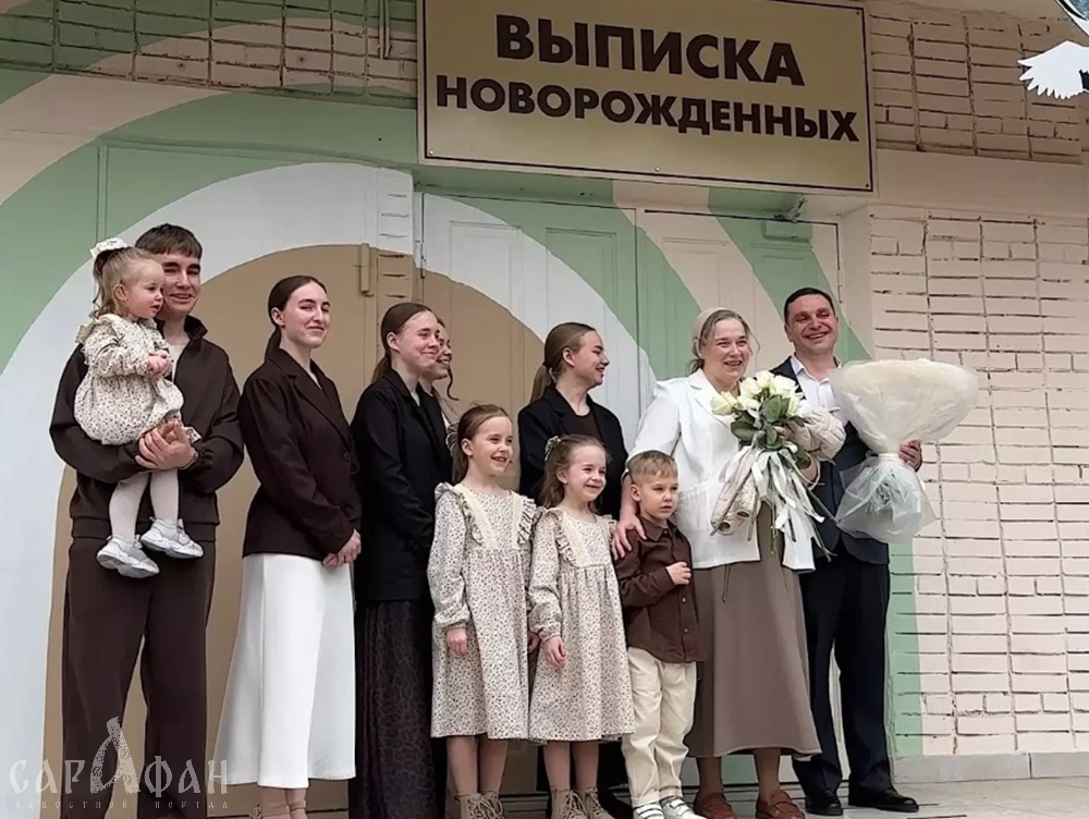 Многодетный отец привел оркестр к роддому, устроив сюрприз жене и десятому малышу