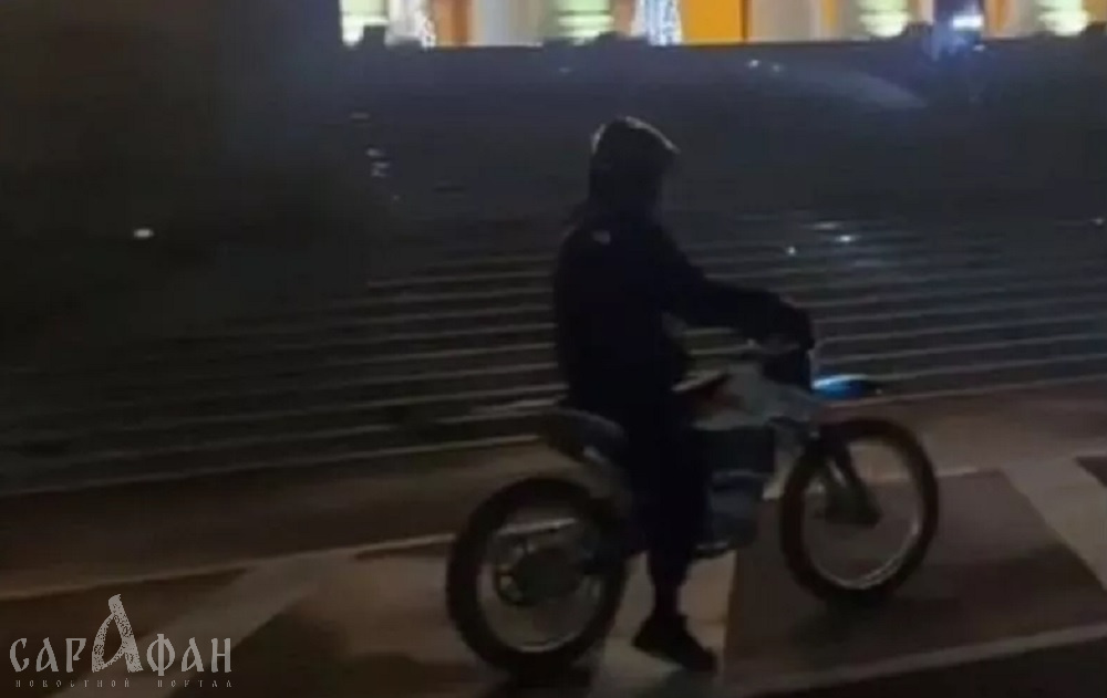 Участника мотозаезда по лестницам Зимнего театра задержали в Сочи