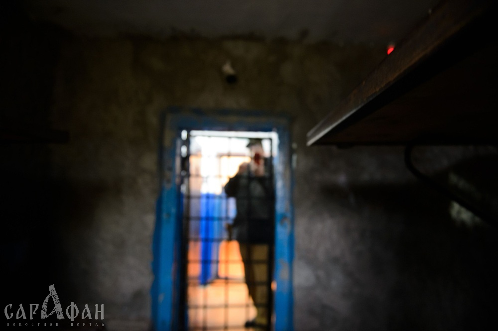 Оставила гнить в изоляторе: мать сдала свою родную дочь как заразу, боясь, что ее безумие передастся другим детям