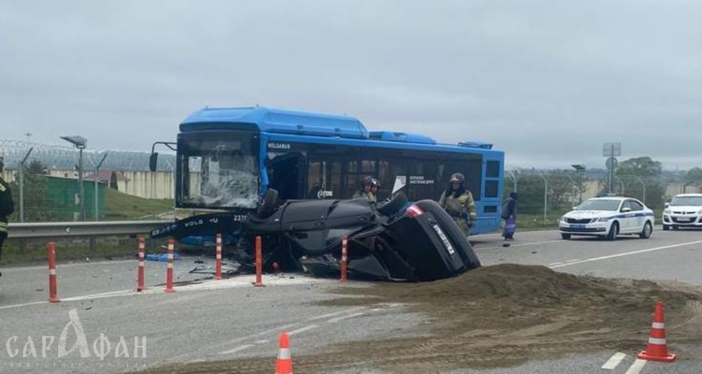 Страшная авария в Сочи: смертельное столкновение легковушки с автобусом