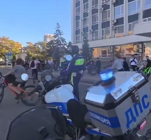 Десятки детей на велосипедах безрассудно гоняли по центру Краснодара, пока буйную колонну не остановила полиция Десятки детей на велосипедах безрассудно гоняли по центру Краснодара, пока буйную колонну не остановила полиция