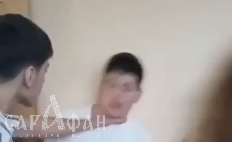 Вцепился в горло, и в момент хлынула кровь: напуганные школьники просили убрать нож, а растерянный учитель – удалить видео