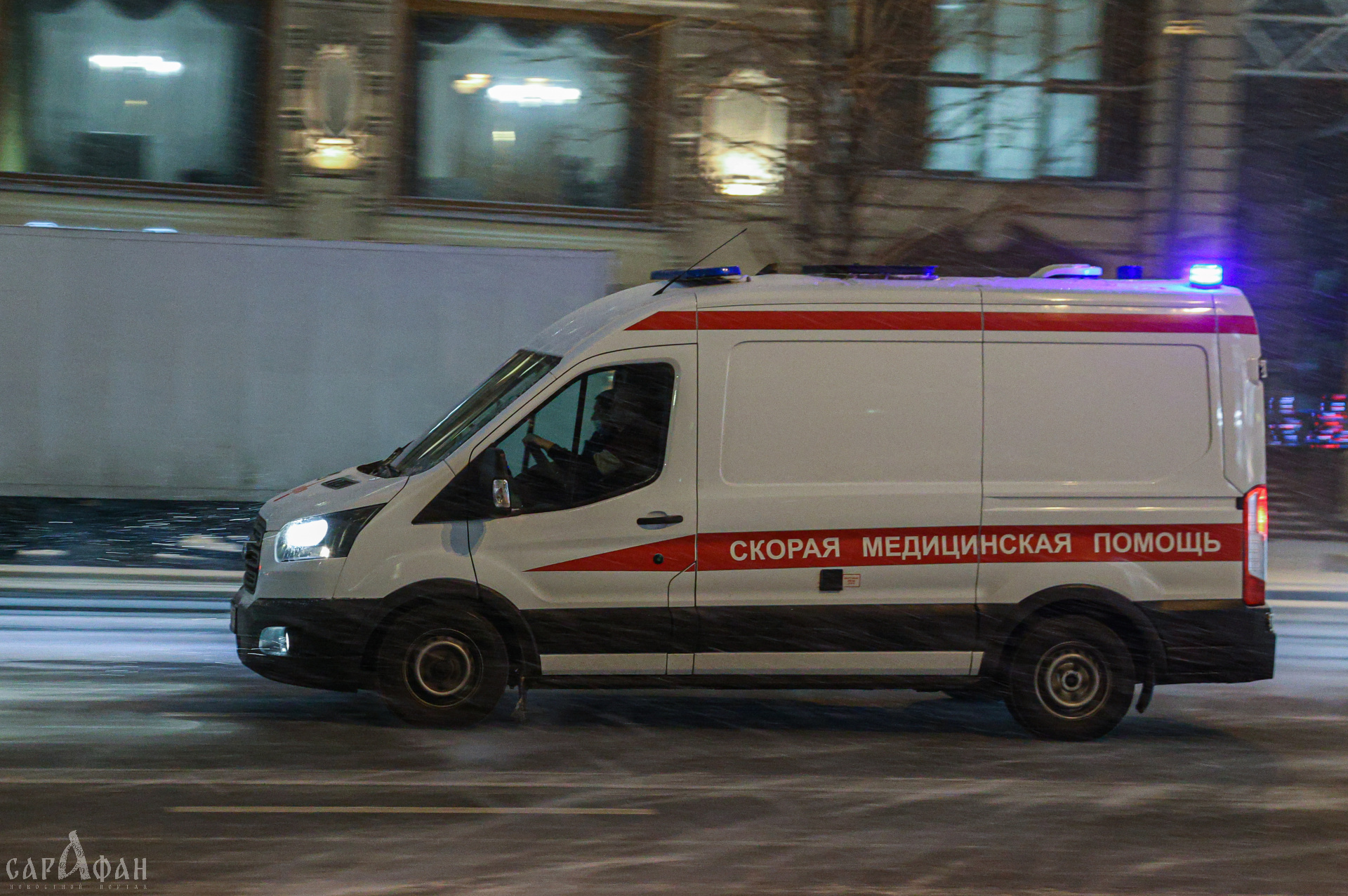 «Скорая стоит вооон там»: нечищенные дороги и спуски задерживали движение спецтранспорта в Сочи, который ехал спасать жизнь