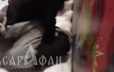 Вырывали волосы и скакали на лице: со звериным оскалом и яростью девочки избили школьницу в окружении довольных зрителей с телефонами в руках