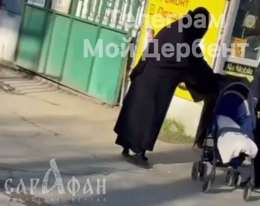Катила коляску с мертвой дочкой: растерянная женщина скиталась по улицам с истощенным ребенком, уже не подававшим признаки жизни