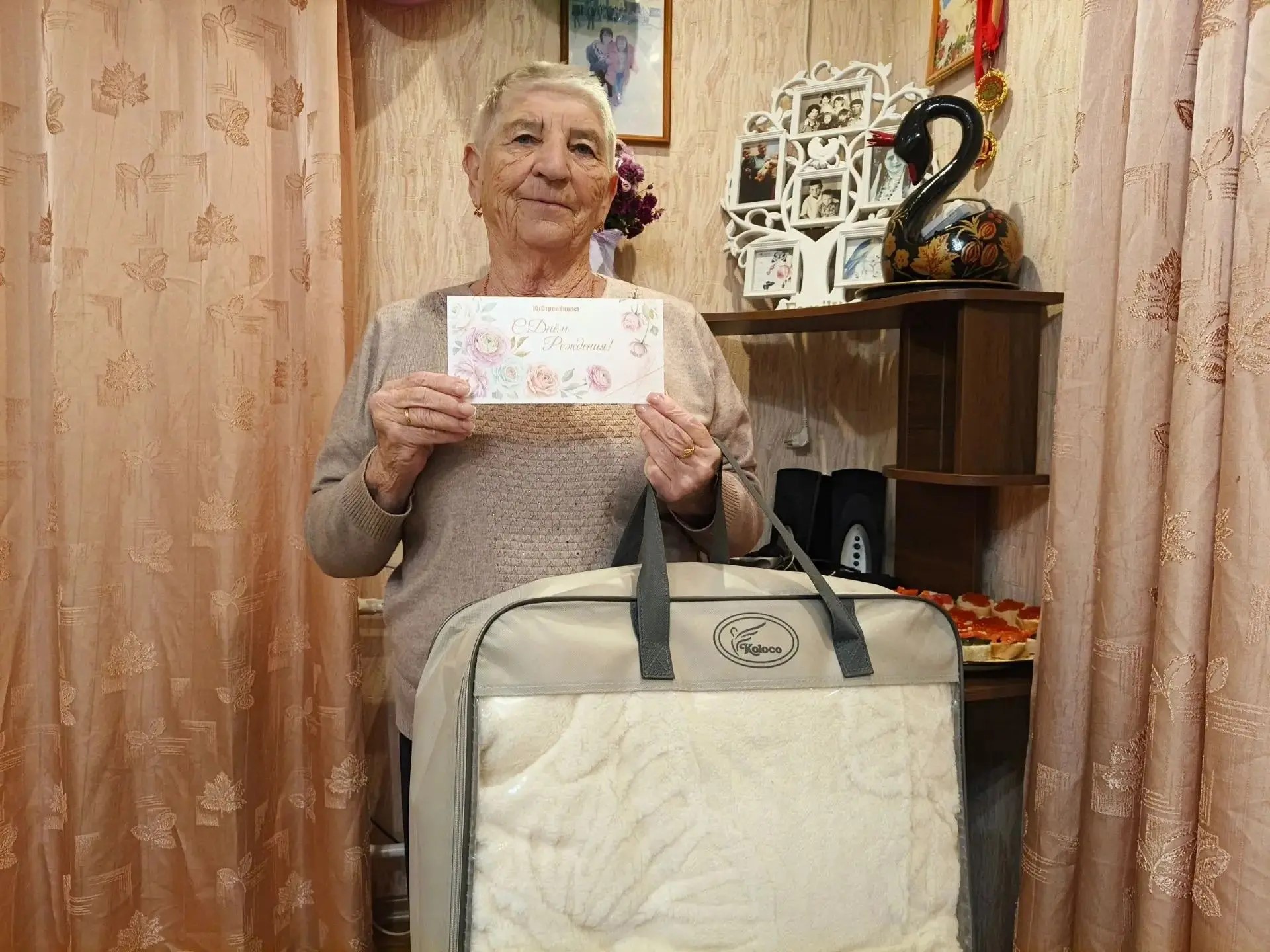 В Краснодаре поздравили с 80-летием мать пятерых детей, которая десятилетиями помогает ветеранам
