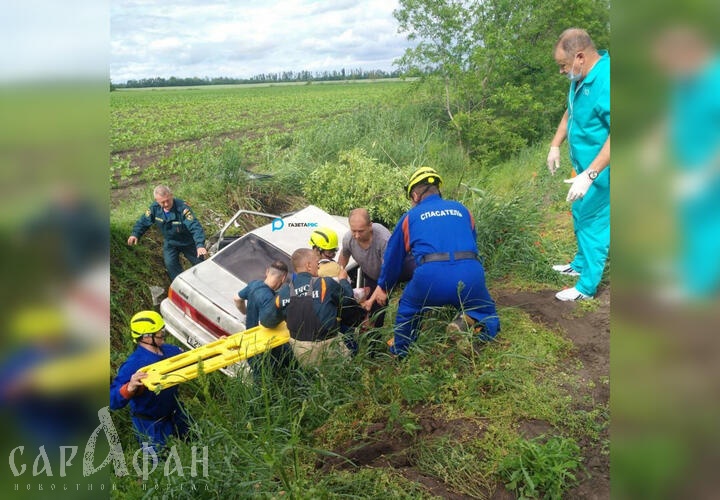На Кубани в аварию попала женщина и четверо детей