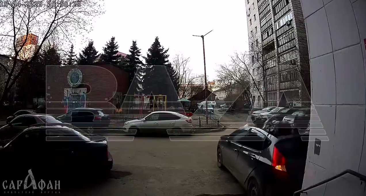 Пенсионерка ждет счет за разбитое авто, на которое упала с 6 этажа, когда мыла окна 