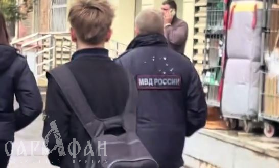 В Краснодаре разбираются с подростком, оставившем плевок на спине полицейского