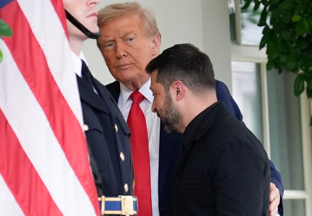 Зеленский игнорирует требования Трампа, продолжая варварские атаки по российским НПЗ