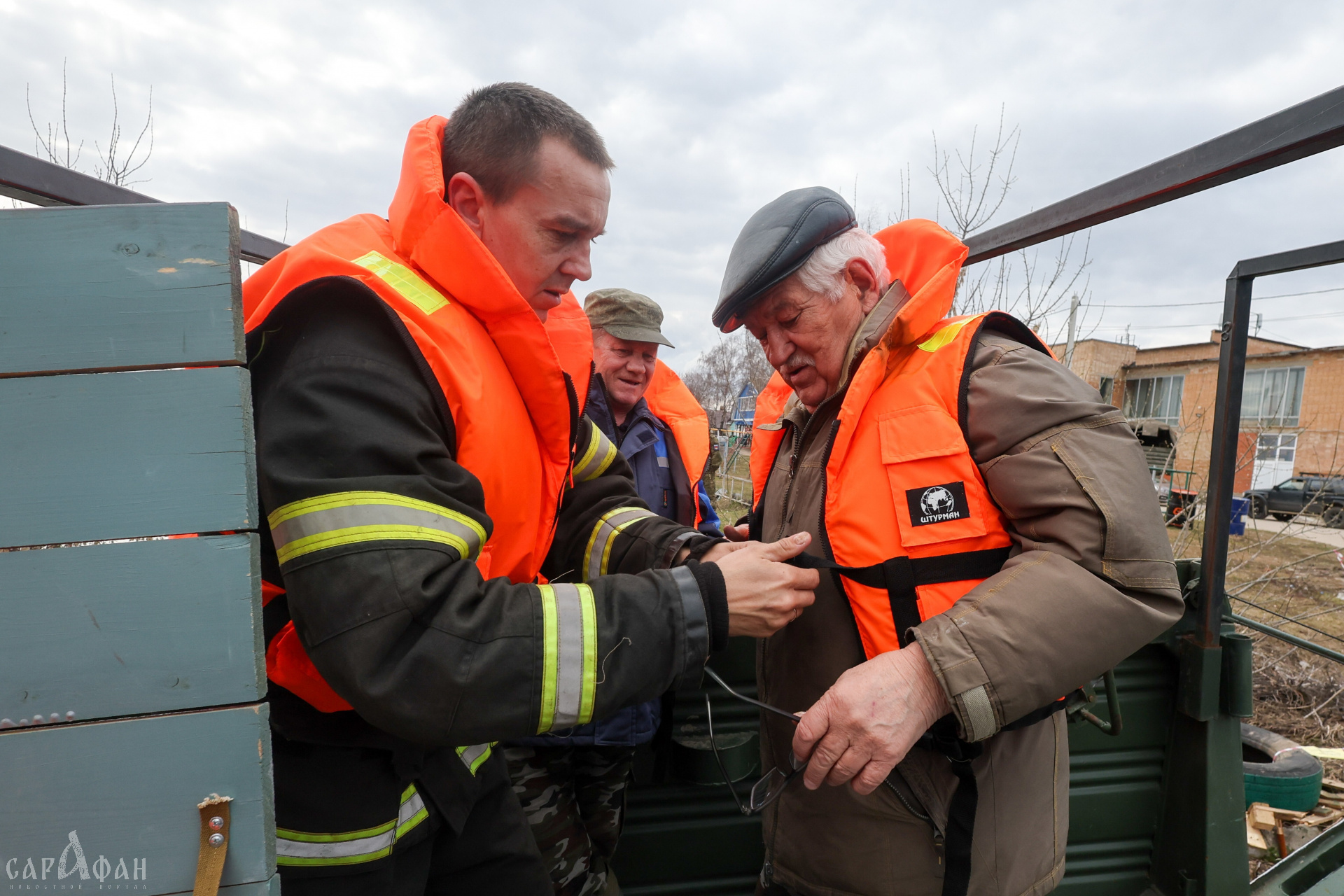 Спасатели вытащили пожилого мужчину из мутных вод коварной реки под Волгоградом 