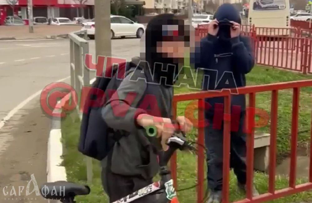 Клянчат деньги и шлют всех на три буквы: малолетние дикари бросают петарды под ноги старикам в Анапе